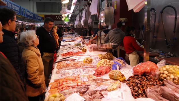 Un grupo de clientes ante el mostrador de una pescadería