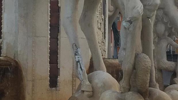 Daños causados por el vándalo en dos de las patas de los caballos en la fuente de la plaza de los Luceros