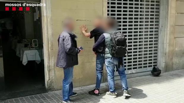 Momento de la detención de uno de los ladrones