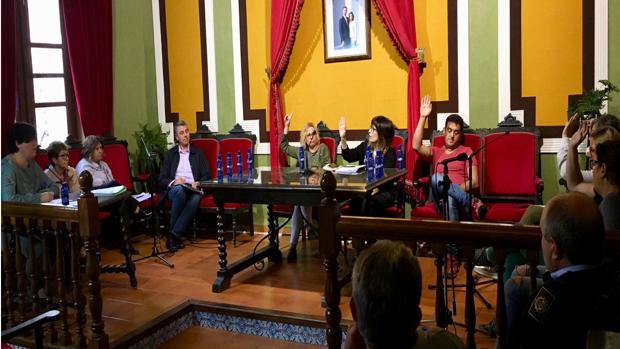 Concejales de Cabanes en una votación