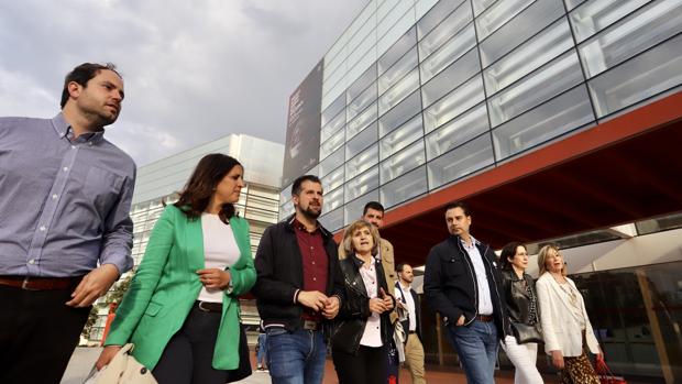 El candidato socialista a la Presidencia de la Junta de Castilla y León, Luis Tudanca, la ministra de Sanidad, María Luisa Carcedo y el candidato a la alcaldía de Burgos, Daniel de la Rosa junto a la candidatura municipal en el Fórum Evolución