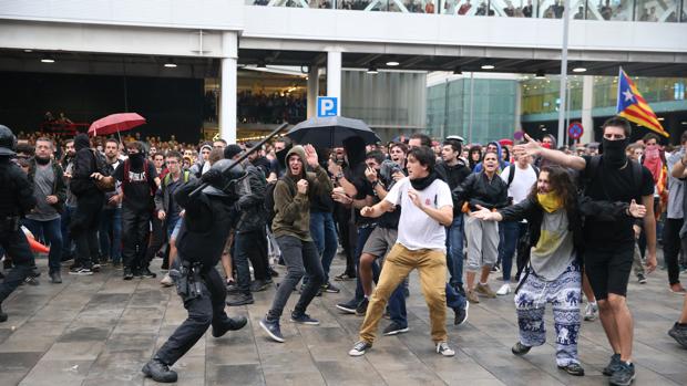 Miles de secesionistas siembran el caos en el aeropuerto de Barcelona