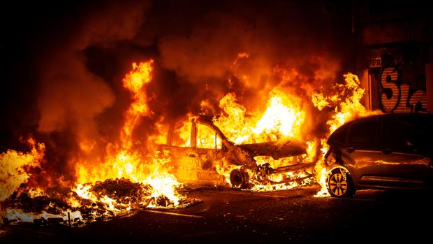 Al menos ocho coches arden en la tercera noche de algaradas de los CDR en Barcelona