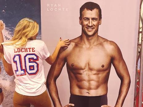 El campeón olímpico Ryan Lochte anuncia su compromiso con una modelo de Playboy