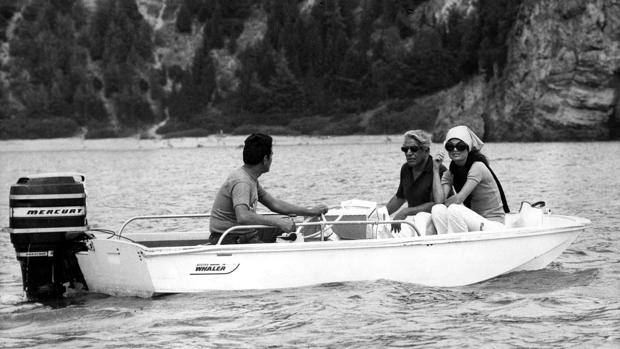 Aristóteles Onassis y su segunda mujer, Jackie Kennedy, navegando Skorpios