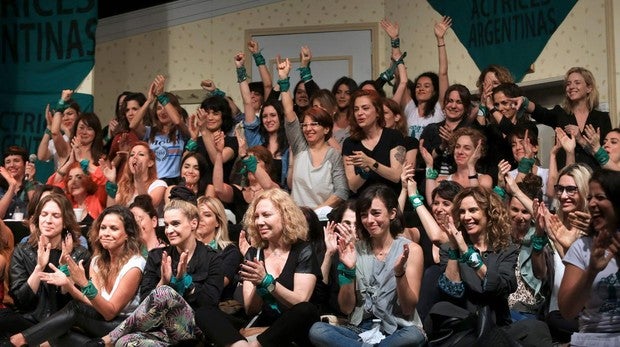 Esta semana, miembros de la asociación «Actrices Argetinas» mostraron su apoyo a la joven Thelma Fardin, quien ha presentado una denuncia contra Juan Darthés tras las supuestas agresiones sexuales de las que fue víctima durante un rodaje