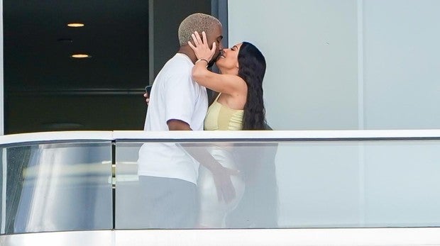 Kanye West y Kim Kardashian, en el balcón de su apartamento de Miami