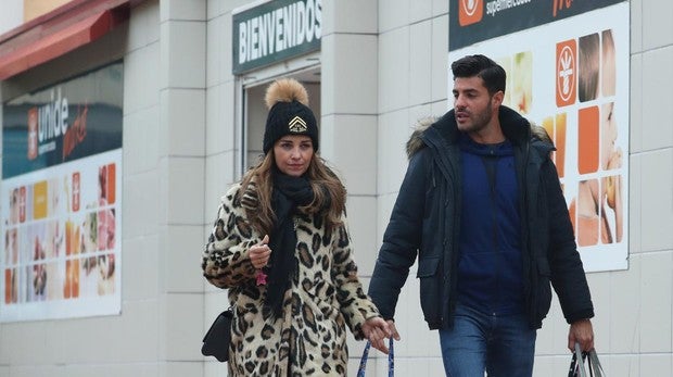 La actriz Paula Echevarría y el futbolista Miguel Torres por las calles de Madrid