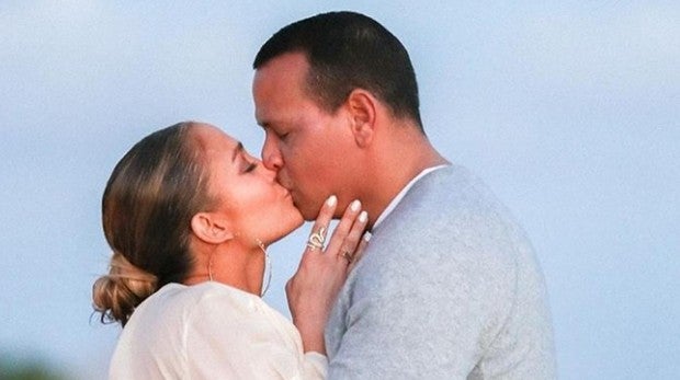 La romántica fotografía que Jennifer Lopez ha publicado del momento en que le dijo «sí» a Alex Rodríguez