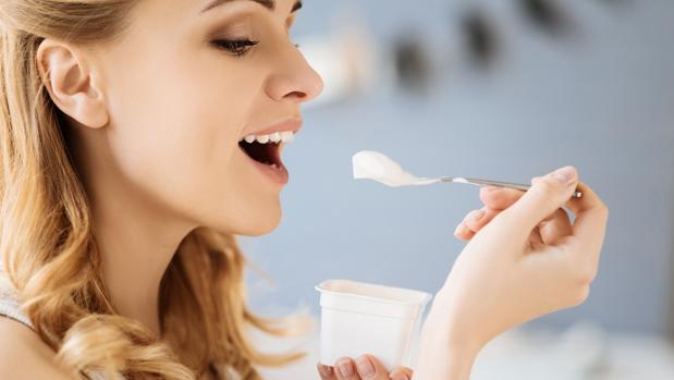 Los expertos aconsejan remover el yogur para incorporar el suero que produce