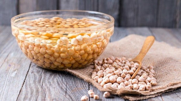 Hay que poner en remojo los garbanzos entre 12 y 24 horas antes del cocinado