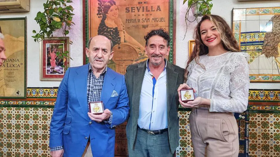 Raquel Acosta y Gerardo Oter reciben la II Cruz de Oro al Mérito Gastronómico en la Venta de Vargas