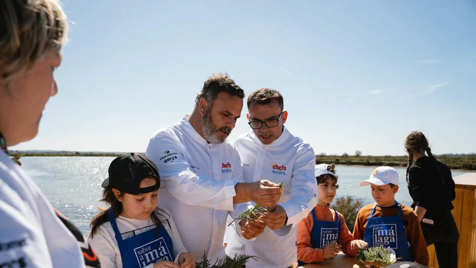 ChefsForChildren y Ángel León cocinan con niños y niñas con autismo en el Parque Natural Bahía de Cádiz