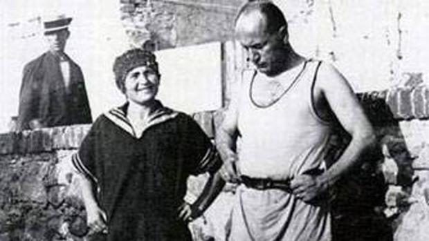 Benito Mussolini, junto a su mujer, en una imagen de archivo