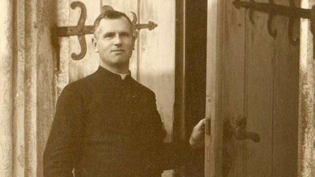 El padre Toufar, a las puertas de la iglesia de Cihost