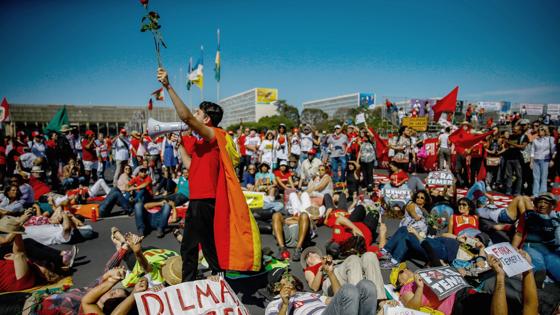 Manifestantes a favor de Dilma Rousseff protestaban frente el Congreso Nacional brasileño mientra la presidenta suspendida desarrollaba su discurso