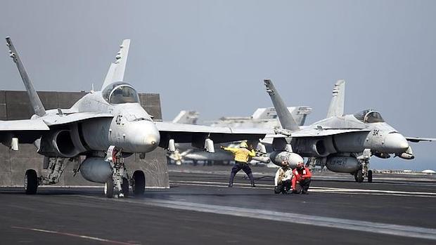 Aviones F/A-18 de la Marina estadounidense se preparan para despegar