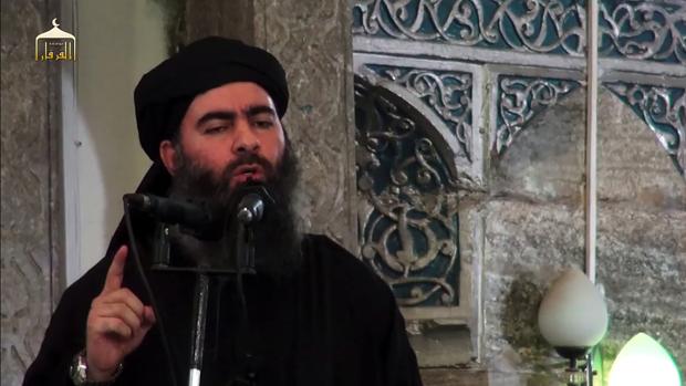 El líder de Daesh, Al Bagdadi, arenga a sus seguidores en una mezquita de Mosul, en una imagen de archivo