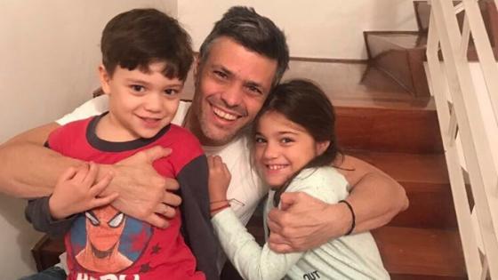 En cuestión de segundos se ha convertido en viral la primera imagen de Leopoldo López en casa con sus hijos, Leopoldo Santiago y Manuela