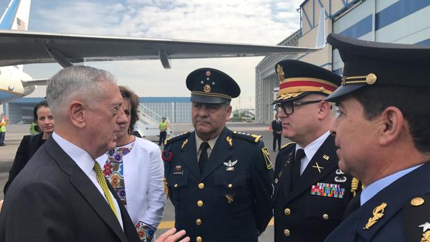 El secretario de Defensa estadounidense Jim Mattis conversa con varios militares