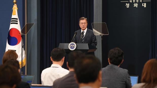 El presidente surcoreano Moon Jae-in durante una rueda de prensa en la Casa Azul en Seúl