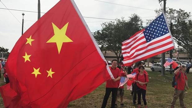 Un grupo de manifestantes antes de la reunión de Xi y Trump