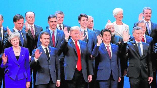Pedro Sánchez, en segunda fila, junto al resto de líderes del G20