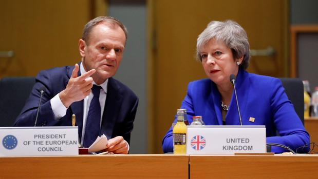 El presidente del Consejo Europeo, Donald Tusk, junto a la primera ministra británica, Theresa May