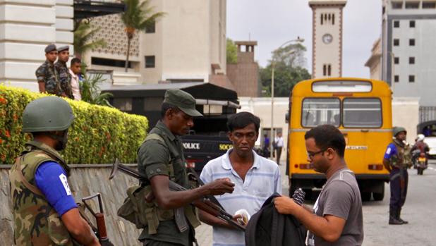 Con numerosos controles por toda la ciudad, Colombo está tomada por la Policía para impedir nuevos atentados de los terroristas huido