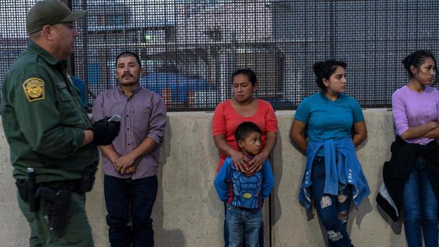 Inmigrantes, la mayoría centroamericanos, en la frontera de El Paso, en Texas