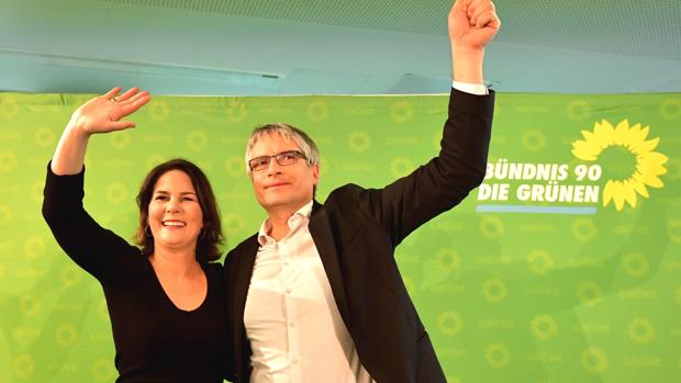 Annalena Baerbock y Sven Giegold, saludan desde el escenario después de que se anunciaron los resultados de las euopeas