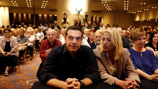 El primer ministro de Grecia, Alexis Tsipras (i), participa en una reunión del comité central de Syriza, este lunes en Atenas (Grecia)