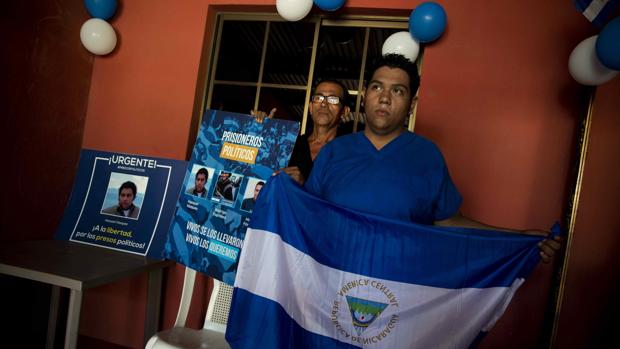 El «preso pólitico» Hansell Vázquez posa tras ser liberado y llevado a casa