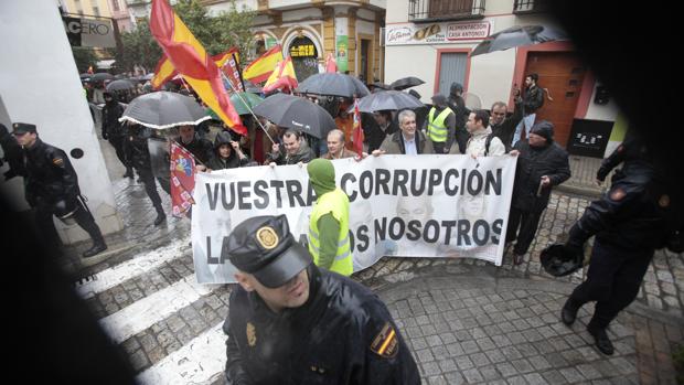 Una manifestación contra la corrupción marcha por una calle de Sevilla, en 2014
