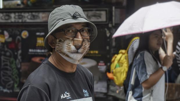 La «ley antimáscaras» desata otra batalla campal en Hong Kong