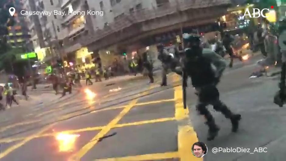 En vÃdeo: Carga de la PolicÃa de Hong Kong bajo gases lacrimógenos y cócteles molotov