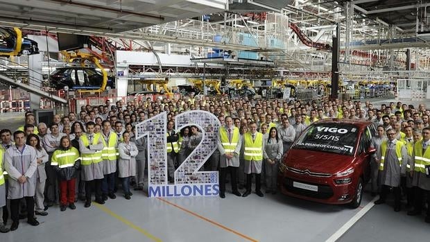 Este Citroën C4 Picasso de color rojo rubí fue el vehículo 12 millones producido en Vigo