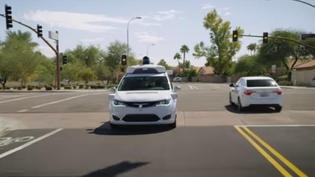 Chrysler Pacifica autónoma modificada por Waymo circula en Phoenix (Arizona)