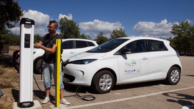 Por qué los coches eléctricos e hÃbridos invadirán los concesionarios en los próximos tres años