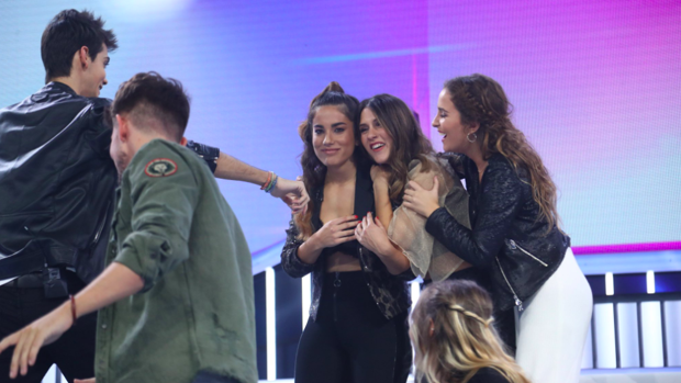 Julia, felicitada por sus compañeros tras ser elegida favorita.