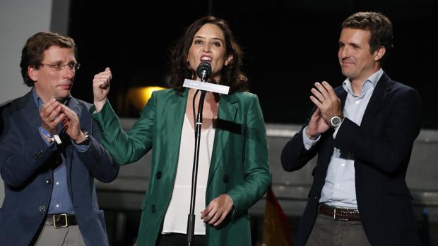 El presidente del Partido Popular Pablo Casado (d), y los candidatos del PP a la Comunidad de Madrid, Isabel Díaz Ayuso (c), y al Ayuntamiento, José Luis Martínez-Almeida