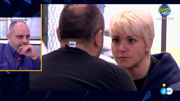 Julio Ruz observa una conversación entre él y María Jesús Ruiz en «GH Dúo»