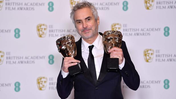 El director Alfonso Cuarón con sus dos premios Bafta de la noche