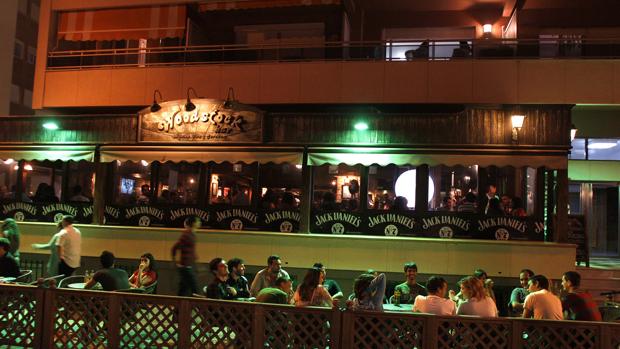 Una terraza del Paseo Marítimo con gran afluencia de público en una noche de verano