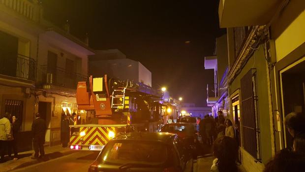 El incendio se ha producido en una vivienda de la calle Cataluña de Dos Hermanas