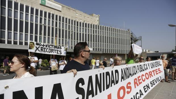Manifestación a las puertas del hospital de Valme
