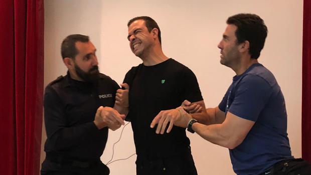 Un policía recibe una descarga con un arma eléctrica, durante una ejercicio práctico del curso recibido