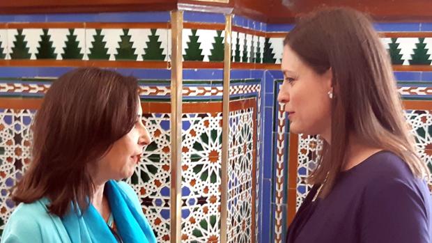 Margarita Robles y Patricia Cavada antes del acto de la ESUBO