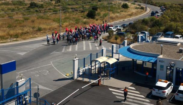 Miembros de la CGT en manifestación desde Airbus hasta el Ayuntamiento de Puerto Real