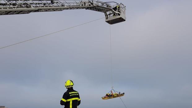 Los bomberos en un momento del rescate